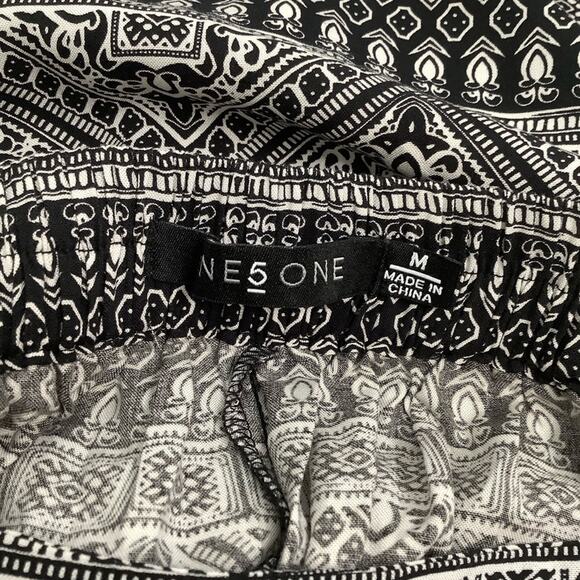 One 5 One Black White Printed Pull-On Shorts Medium NWT - Picture 3 of 6